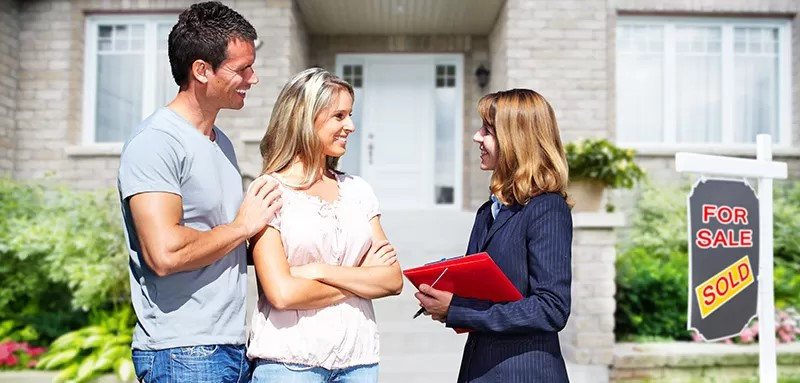 Agent talking to potential buyer
